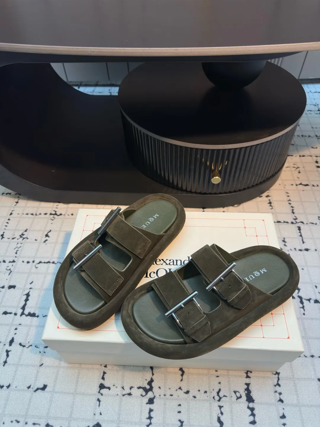 👟👟Ex-factory price 600👟👟McQueen 25ss early spring new height thick-soled buckle slippers with neat and youthful design! Comfortable and versatile, it also offers excellent durability! It combines fashion and comfort with a perfect balance of elegance. I believe every high-heeled girl will be attracted by it. Upper: Made of original cowhide. Inner foot pad: cowhide. Sole: rubber outsole. Size: 35/40 (40 is custom-made and cannot be returned or exchanged)